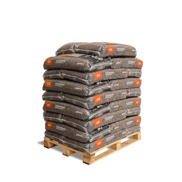 Pinienrinde Galantio in 60-Liter-Säcken, auf einer Holzpalette gestapelt für die Gartenpflege.