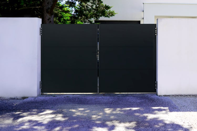 Doppelflügeliges Gartentor aus Metall zwischen zwei Mauern