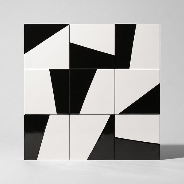 Quadratische Fliesen in geometrischem Design mit diagonalen und abstrakten Mustern für die Wandgestaltung.