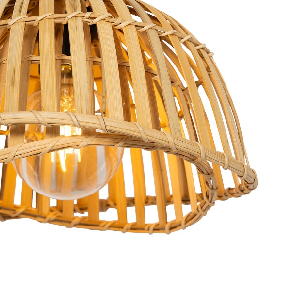 Pendelleuchte aus Bambus mit eingeschalteter Glühbirne