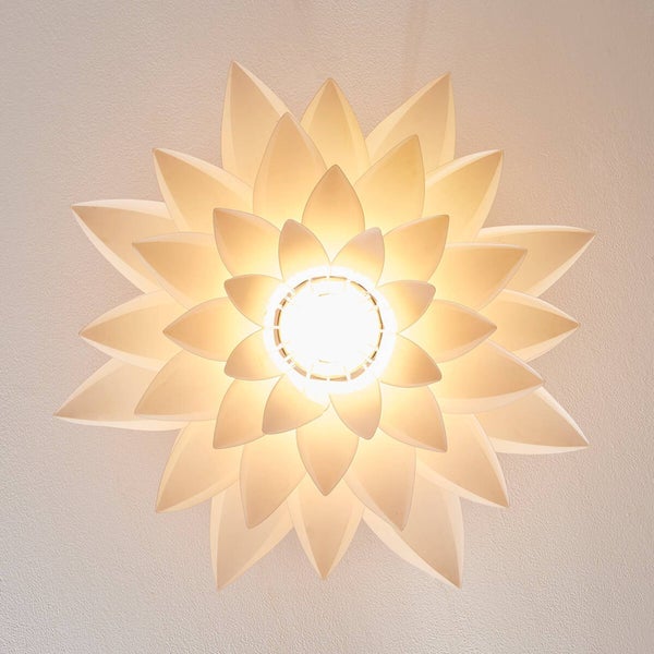 Deckenleuchte in Form einer Lotusblüte aus Kunststoff mit mehreren Lagen spitzer Blütenblätter, eingeschaltet.