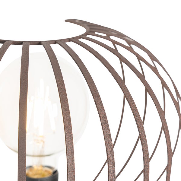 Detailansicht einer Lampe mit Drahtschirm und Glühbirne