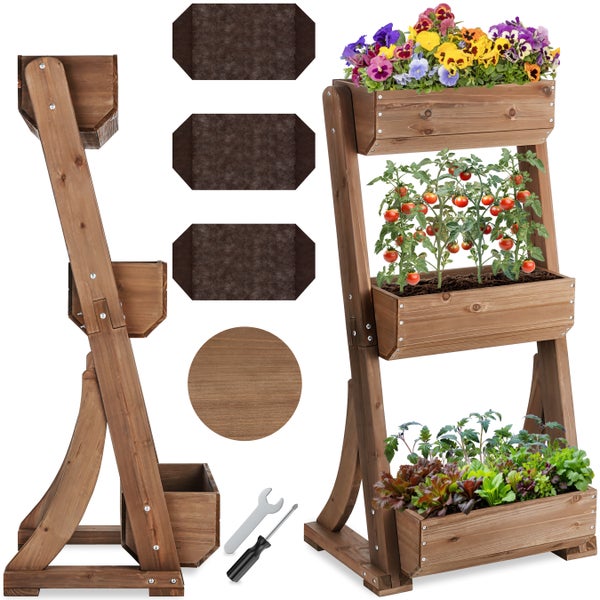 Dreistöckiges Pflanzregal aus Holz für Garten und Balkon, inklusive drei braunen Vlies-Einlagen, Montagewerkzeug und Detail der Holzstruktur.