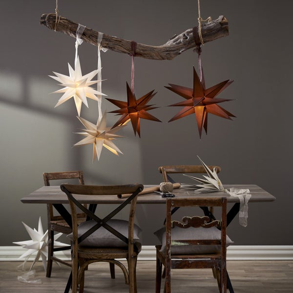 Dekorative Szene mit Sternenlichtern, Holztisch und Stühlen für festliche Beleuchtung und Dekoration