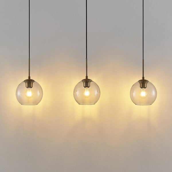 Drei Pendelleuchten mit Glaskugelschirm