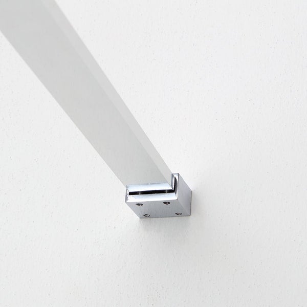 Detailansicht einer Duschstange mit Wandhalterung