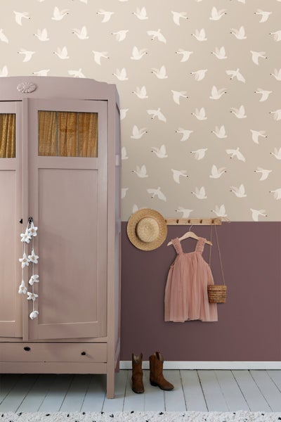Kinderzimmer mit Tapete mit Vogelmuster, Kleiderschrank, Kleid, Hut und Stiefeln