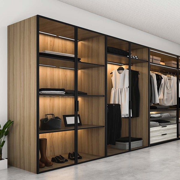 Begehbarer Kleiderschrank mit Glasfronten, Regalen und Kleiderstangen für eine organisierte Aufbewahrung
