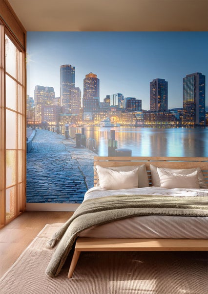 Zimmer mit Fototapete, die eine abendliche Stadtlandschaft und einen See zeigt