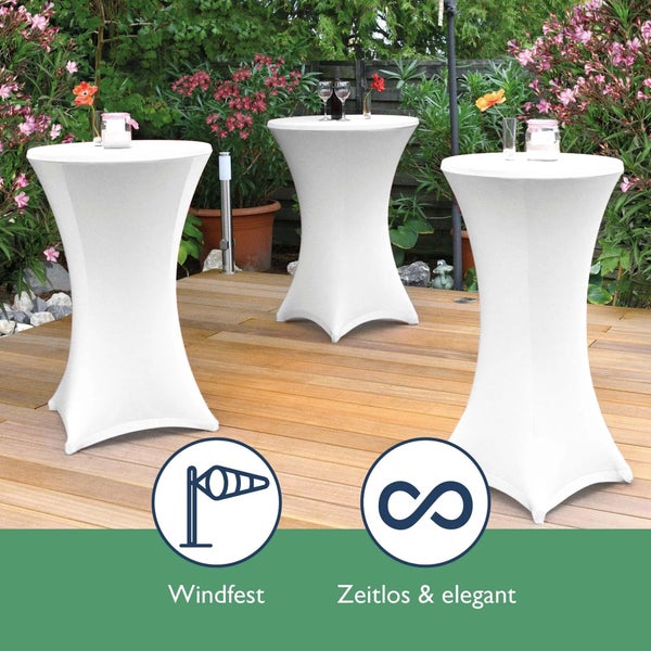 Drei weiße Stehtische mit Hussen auf einer Holzterrasse im Garten.