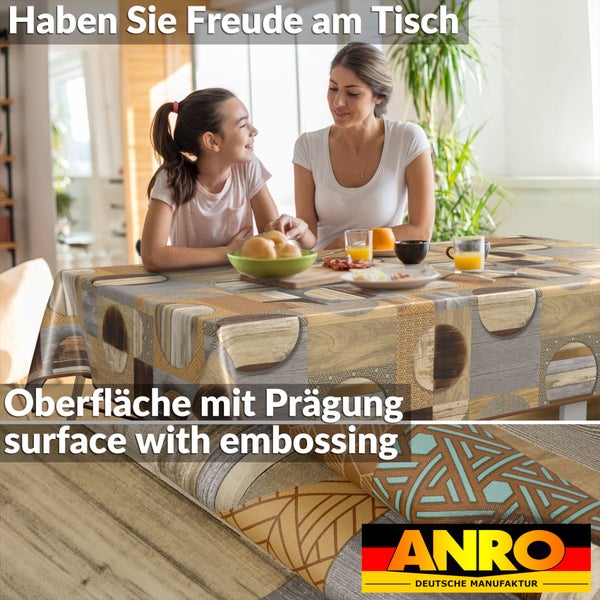 Mutter und Tochter sitzen an einem Esstisch mit einer gemusterten Tischdecke von ANRO. ANRO Deutsche Manufaktur Logo ist sichtbar.