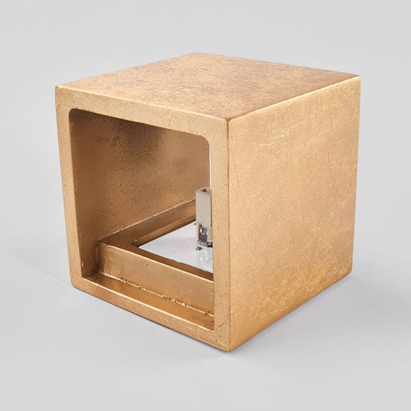 Würfelförmige Wandleuchte aus Gips mit goldfarbener Struktur-Oberfläche und quadratischer Aussparung.