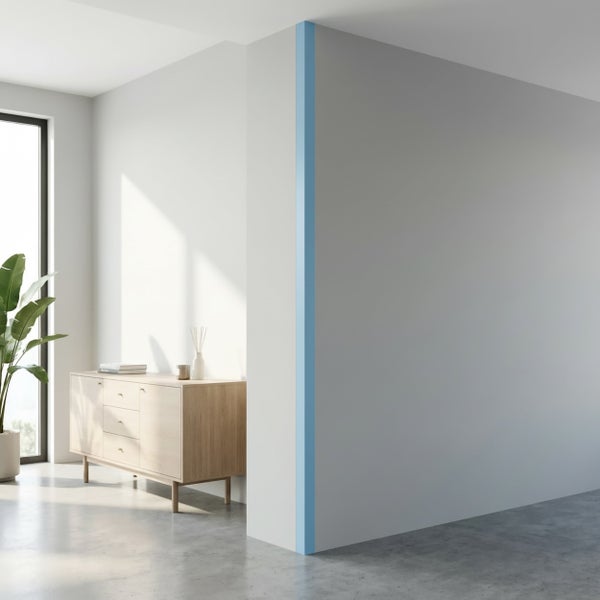 Moderne Wand mit Eckschutzprofil in einem hellen, minimalistisch eingerichteten Raum mit Sideboard und Zimmerpflanze.