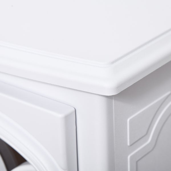 Detailansicht der Ecke eines weißen Sideboards mit profilierten Kanten und Zierleisten.