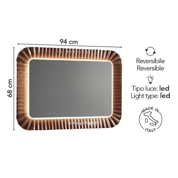 LED-Badspiegel mit strukturiertem Rahmen, 94 Zentimeter breit und 68 Zentimeter hoch, horizontal oder vertikal montierbar, in Italien hergestellt.