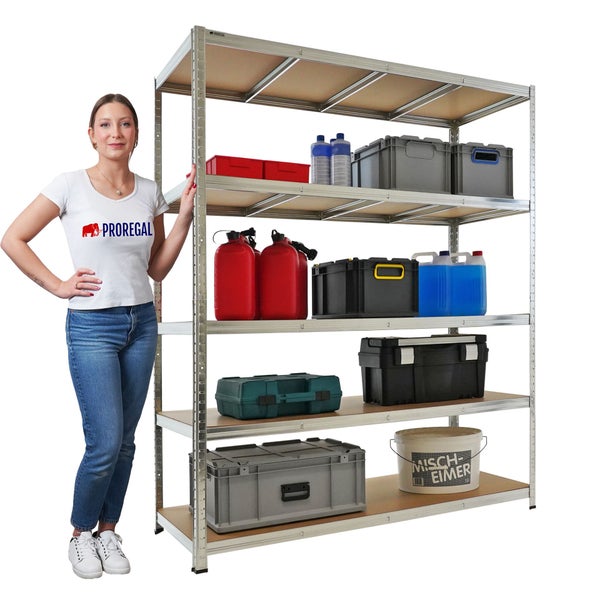 Proregal Schwerlastregal aus Metall mit fünf Holzböden, befüllt mit Werkzeugkoffern und Kanistern, neben einer Person zur Größenansicht.