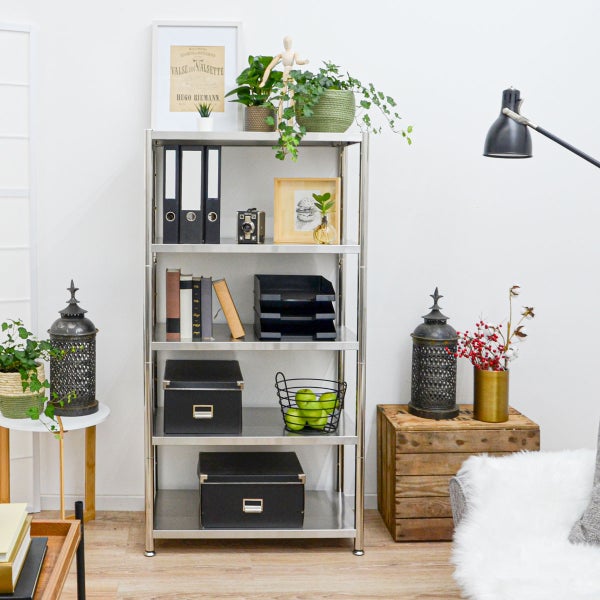 Offenes Metallregal mit vier Fachböden in einem hellen, organisierten Zimmer. Bestückt mit Ordnern, Boxen und Pflanzen. Moderner Industriestil.