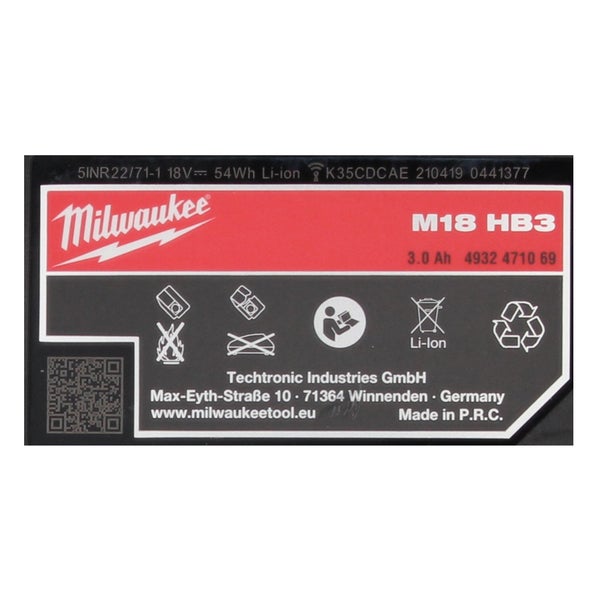 Milwaukee Logo auf dem Typenschild eines Akkus M18 HB3 mit 18 Volt und 3,0 Amperestunden sowie Symbolen für Sicherheit und Entsorgung.
