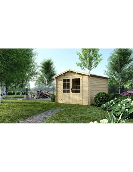 Gartenhaus aus hellem Holz mit Doppeltür und Sprossenfenstern auf einer grünen Rasenfläche in einem Garten mit Bäumen.