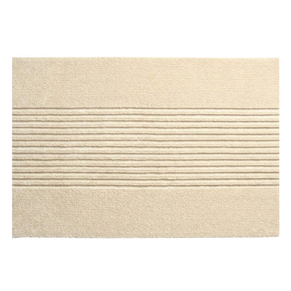 Rechteckige beige Badematte mit einem Muster aus horizontalen Streifen in der Mitte.