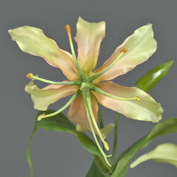 Künstliche Lilie in Gelb und Orange, Rückansicht der Blüte mit grünem Stiel und Blättern.