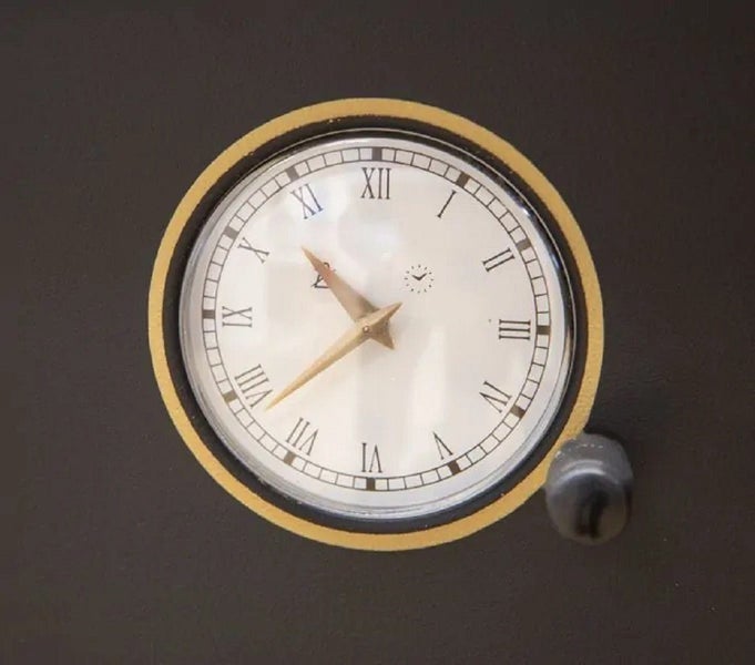 Analoge Uhr mit römischen Ziffern und goldenem Rand als Zubehör für Kaminöfen