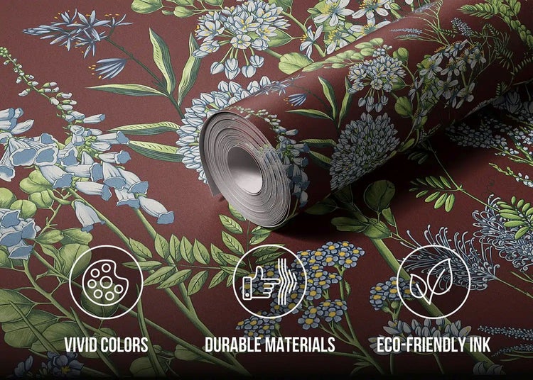 Vliestapete als Rolle mit Blumenmuster und Blattmotiven. Symbole für farbintensiv, strapazierfähige Materialien und umweltfreundliche Tinte.