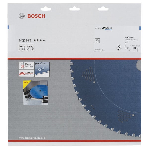 Mann arbeitet mit einer Bosch Metallsäge, er trägt dabei Schutzbrille und Ohrstöpsel