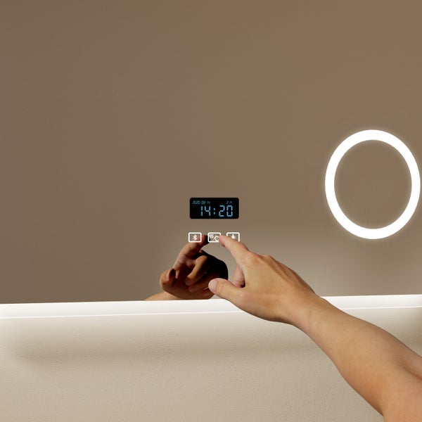Badezimmerspiegel mit integriertem LED-Lichtring, Digitaluhr und Touch-Bedienfeld für Bluetooth, Heizung und Beleuchtung.