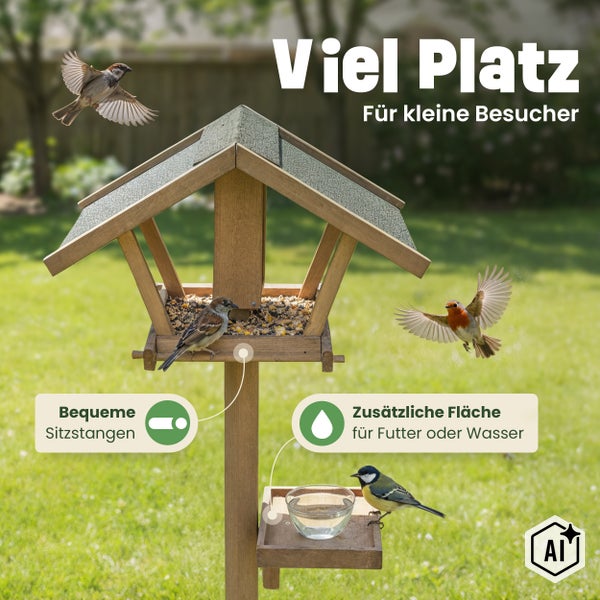 Holz Vogelfutterhaus mit Dach und zusätzlicher Ablagefläche für Wasser oder Vogelfutter im Garten mit verschiedenen Wildvögeln.