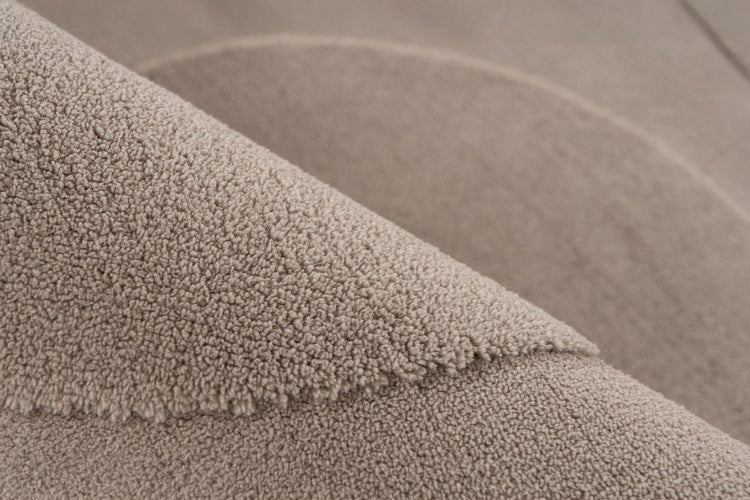 Strukturansicht eines kurzflorigen Teppichs mit schlingenförmiger Oberfläche aus synthetischem Material.