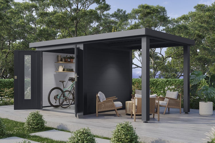 Modernes Gartenhaus mit integriertem überdachtem Sitzbereich, Fahrradeinstellplatz und offener Terrasse auf einer Holzplattform im Garten.