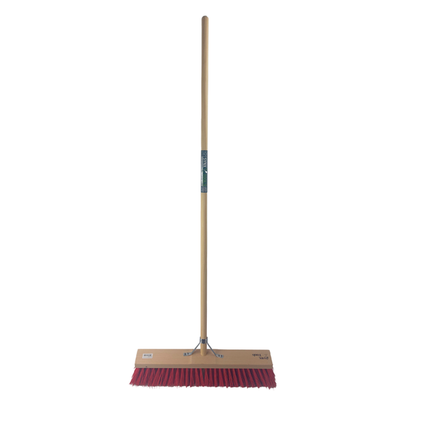 Kehrbesen mit Holzstiel und Kunststoffborsten