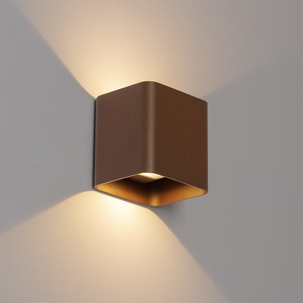 Wandleuchte in Würfelform, rostbraun, mit Lichtaustritt nach oben und unten.