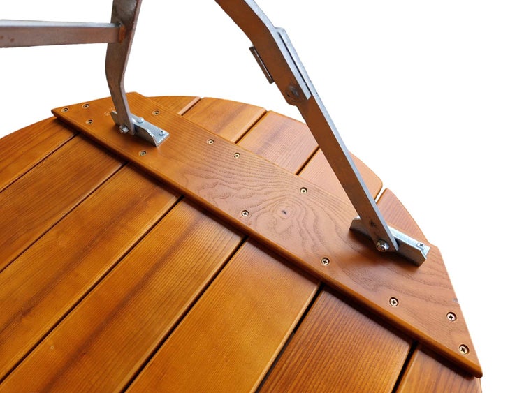 Detailansicht der Unterseite eines Holztisches mit Metallgestell, Holzlatten und Verschraubungen.