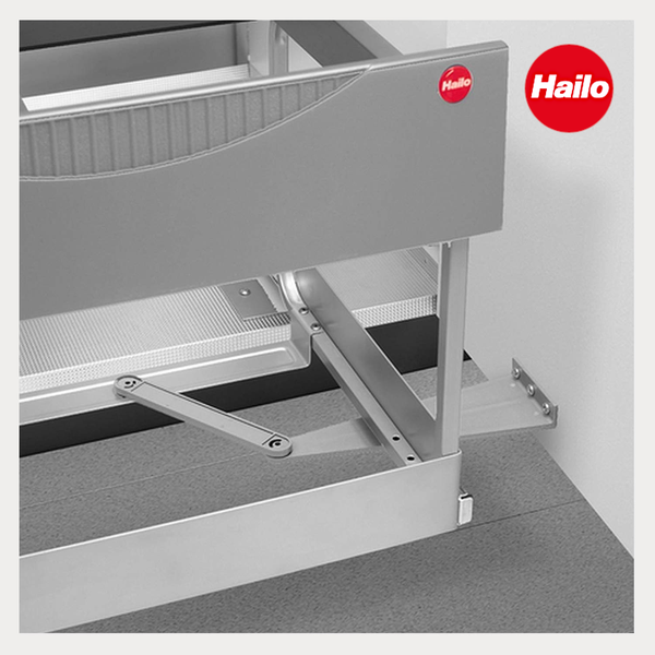 Hailo Auszugssystem für Küchenschränke aus Metall mit sichtbarem Befestigungsmechanismus und Hailo Logo.