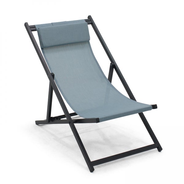 Klappbarer Liegestuhl mit Metallgestell, grauem Textilbezug und integriertem Kopfkissen.