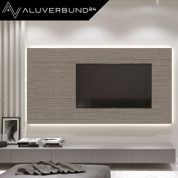Moderne TV Wandverkleidung mit indirekter Beleuchtung und Stoffstruktur Optik an einer Wohnzimmerwand inklusive Aluverbund24 Logo.