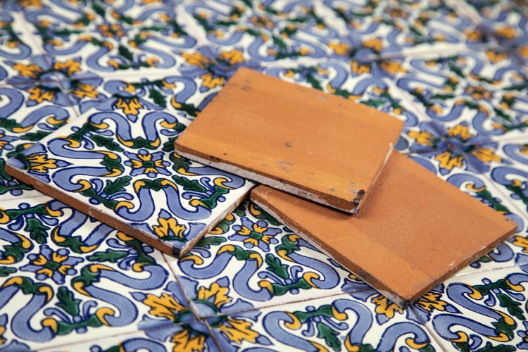 Fliesen mit Muster und unglasierte Fliesen