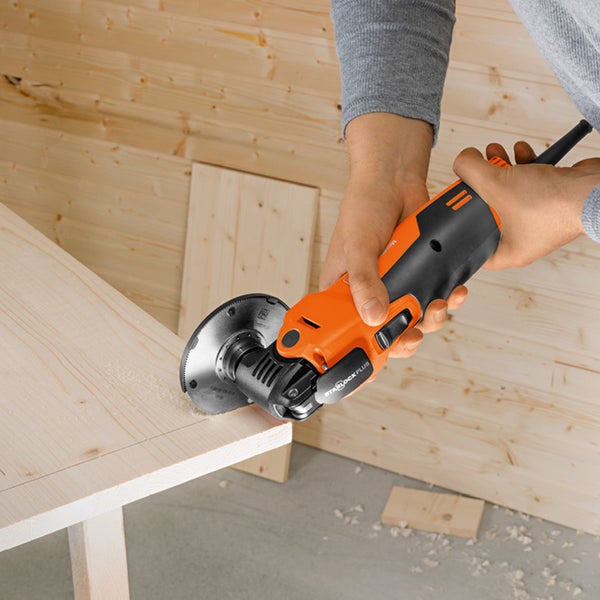 Multifunktionswerkzeug im Einsatz beim Holzsägen