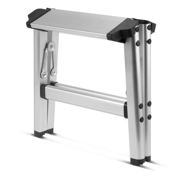 Klapptritt aus Aluminium mit einer Stufe und schwarzen Kunststoffkappen.