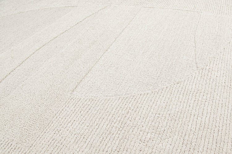 Strukturierter Teppich mit geometrischem Hoch-Tief-Muster.