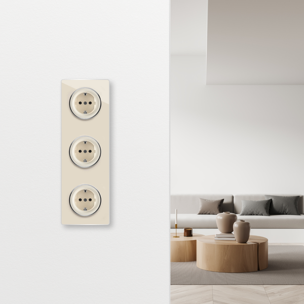Dreifach Steckdosenrahmen auf einer weißen Wand im modernen Wohnzimmer.