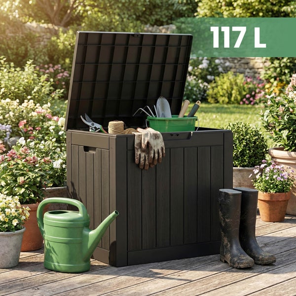 Dunkle Garten-Aufbewahrungsbox mit 117 Liter Fassungsvermögen, offen mit Gartenwerkzeug auf einer Holzterrasse inmitten von Pflanzen.