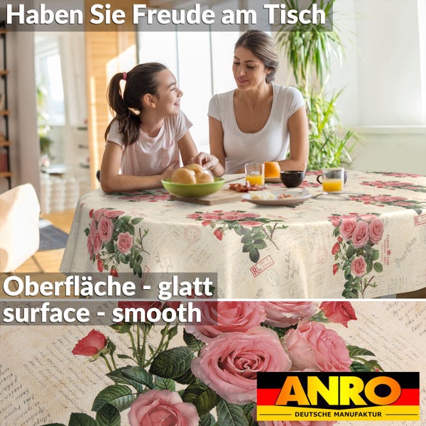 Glatte Wachstuch-Tischdecke mit Rosenmuster und Vintage-Schriftzug im hellen Esszimmer mit Mutter und Tochter. ANRO Logo.