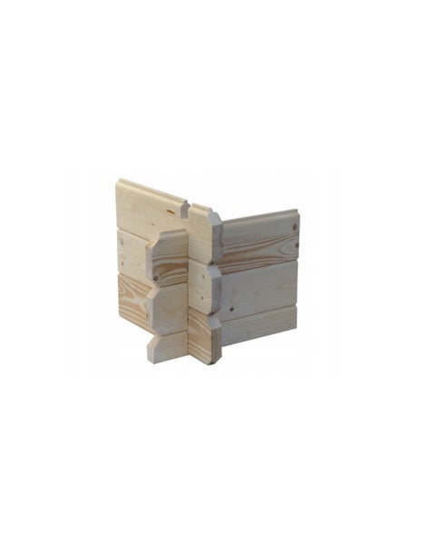 Eckverbindung von Blockbohlen aus hellem Holz für ein Gartenhaus.