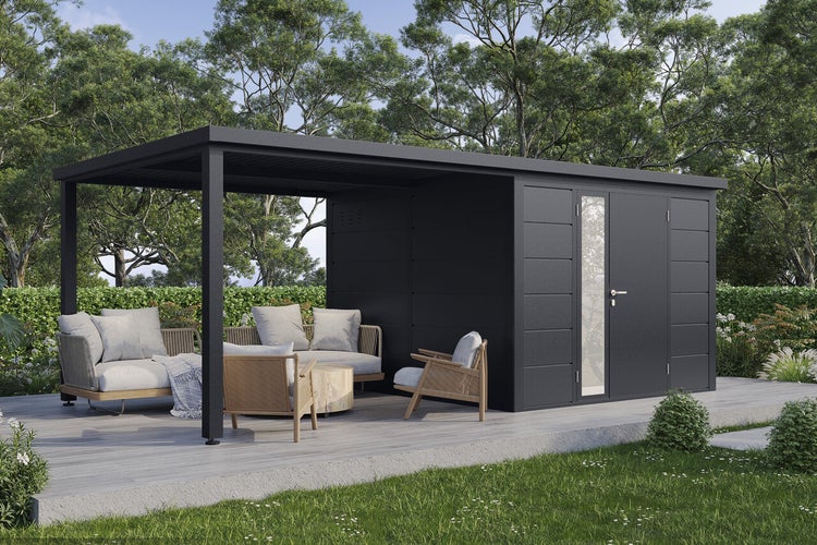 Modernes Gartenhaus mit integrierter Überdachung, Lounge Möbeln auf einer Terrasse vor einer Hecke und Bäumen.