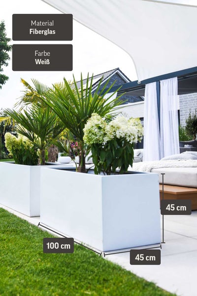 Zwei große rechteckige weiße Pflanzkübel aus Fiberglas mit den Maßen 100 mal 45 mal 45 Zentimeter auf einer modernen Terrasse.