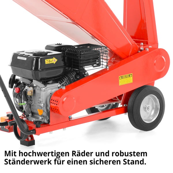 Detailansicht eines Gartenhäckslers mit Rädern und Motor