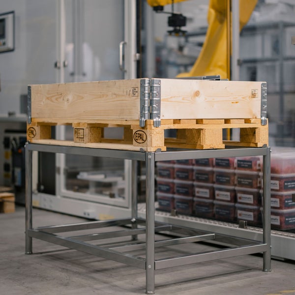 Holzpalette auf Metallgestell mit EPAL-Kennzeichnung